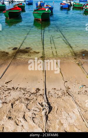 Kloster und Boote umrahmen die Bucht von San Vito. Stockfoto