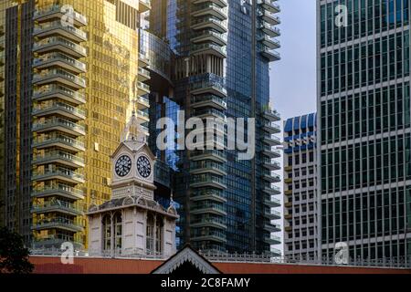 Uhrturm aus dem 19. Jahrhundert des Lau Pa Sat Lebensmittelmarktes (früher Telok Ayer Market), der sich an modernen Wolkenkratzern, Robinson Road, Singapur, anstellt Stockfoto