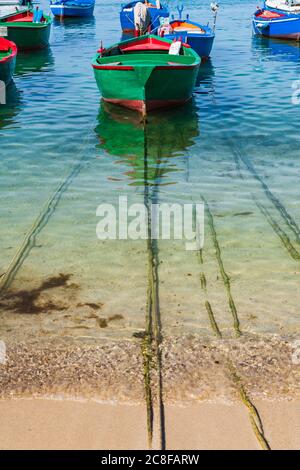 Kloster und Boote umrahmen die Bucht von San Vito. Stockfoto