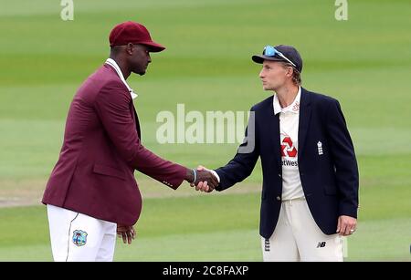 West Indies' Kapitän Jason Holder (links) und Englands Kapitän Joe Root schütteln sich die Hände, nachdem die Münze am ersten Tag des dritten Tests in Emirates Old Trafford, Manchester, werfen wurde. Stockfoto