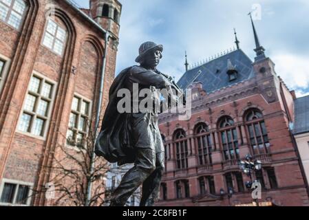 Brunnendenkmal von Flisak - Flößer vor dem alten Rathaus in der Altstadt von Torun, Polen, Artus Herrenhaus auf dem Hintergrund Stockfoto