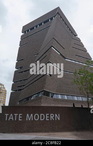 London, England. Juli 2020. Die Tate Modern Gallery eröffnet vor der offiziellen Eröffnung der Galerie wieder ein Besuchserlebnis, das zwei neue Sammlungsrouten umfasst. Die Tate Galleries sind am 27. Juli 2020 wieder für die Öffentlichkeit zugänglich. Die Tate Modern ist eine moderne Kunstgalerie in Süd-London. Es ist Großbritanniens nationale Galerie für internationale moderne Kunst und ist Teil der Tate-Gruppe. Es befindet sich im ehemaligen Bankside Power Station, im Bankside Bereich des Londoner Stadtteils Southwark.(Foto: Sam Mellish / Alamy Live News) Stockfoto