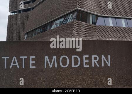 London, England. Juli 2020. Die Tate Modern Gallery eröffnet vor der offiziellen Eröffnung der Galerie wieder ein Besuchserlebnis, das zwei neue Sammlungsrouten umfasst. Die Tate Galleries sind am 27. Juli 2020 wieder für die Öffentlichkeit zugänglich. Die Tate Modern ist eine moderne Kunstgalerie in Süd-London. Es ist Großbritanniens nationale Galerie für internationale moderne Kunst und ist Teil der Tate-Gruppe. Es befindet sich im ehemaligen Bankside Power Station, im Bankside Bereich des Londoner Stadtteils Southwark.(Foto: Sam Mellish / Alamy Live News) Stockfoto