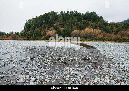 Der Ahaura River an einem bewölkten Tag an der Westküste der Südinsel, Neuseeland Stockfoto