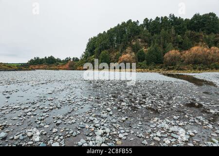 Der Ahaura River an einem bewölkten Tag an der Westküste der Südinsel, Neuseeland Stockfoto