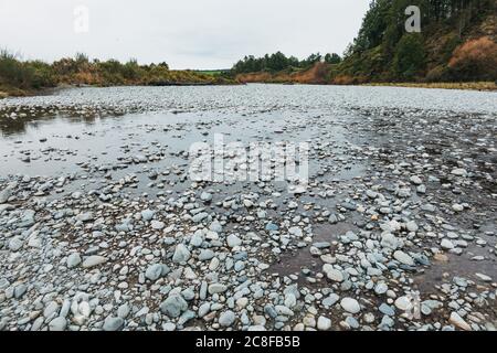 Der Ahaura River an einem bewölkten Tag an der Westküste der Südinsel, Neuseeland Stockfoto