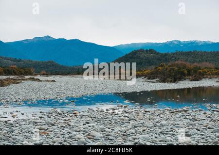 Der Ahaura River an einem bewölkten Tag an der Westküste der Südinsel, Neuseeland Stockfoto