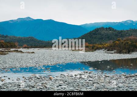 Der Ahaura River an einem bewölkten Tag an der Westküste der Südinsel, Neuseeland Stockfoto