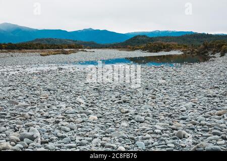 Der Ahaura River an einem bewölkten Tag an der Westküste der Südinsel, Neuseeland Stockfoto