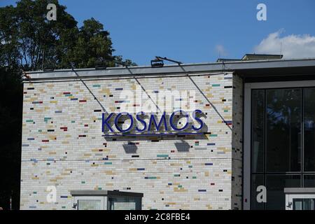 Berlin, Deutschland. Juli 2020. Der Kosmos auf der Karl-Marx-Allee im Berliner Stadtteil Friedrichshain-Kreuzberg. Der Kosmos war früher ein Großleinwand-Kino. Seit 2006 wird das Gebäude als Veranstaltungszentrum genutzt. Quelle: Alexandra Schuler/dpa/Alamy Live News Stockfoto