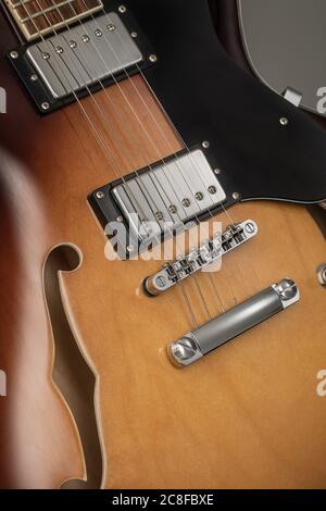 Klassische Sunburst E-Gitarre Nahaufnahme Detail Aufnahme des Körpers. Stockfoto