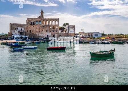 Kloster und Boote umrahmen die Bucht von San Vito. Stockfoto