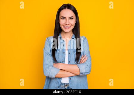 Close-up Porträt von ihr sie schön aussehend attraktiv schön liebenswert hübsch Niedlichen Inhalt fröhlich fröhlich geradlinig Mädchen gefaltet Arme isoliert auf Stockfoto