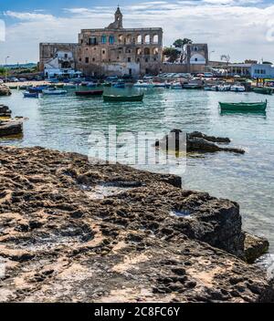 Kloster und Boote umrahmen die Bucht von San Vito. Stockfoto