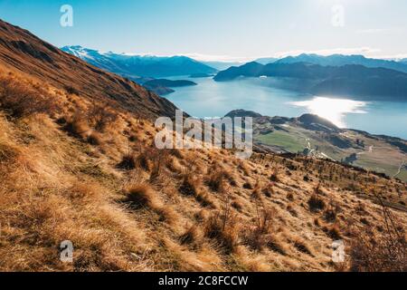 Ein stilles, blaues Lake Wanaka an einem Wintermorgen auf der Südinsel Neuseelands Stockfoto