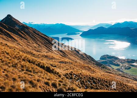 Ein stilles, blaues Lake Wanaka an einem Wintermorgen auf der Südinsel Neuseelands Stockfoto