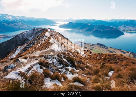 Der Aussichtspunkt auf dem Roys Peak Track in Neuseeland, der normalerweise mit Touristenschlangen zu sehen ist, ist heute aufgrund der Coronavirus-Pandemie verlassen Stockfoto