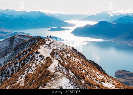 Der Aussichtspunkt auf dem Roys Peak Track in Neuseeland, der normalerweise von Dutzenden Touristen gesehen wird, die sich für ein Foto anstellen, ist jetzt aufgrund der Coronavirus-Pandemie verlassen Stockfoto