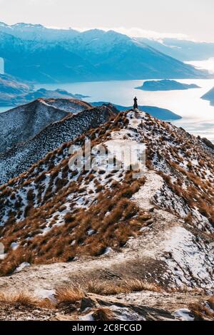 Der Aussichtspunkt auf dem Roys Peak Track in Neuseeland, der normalerweise von Dutzenden Touristen gesehen wird, die sich für ein Foto anstellen, ist jetzt aufgrund der Coronavirus-Pandemie verlassen Stockfoto