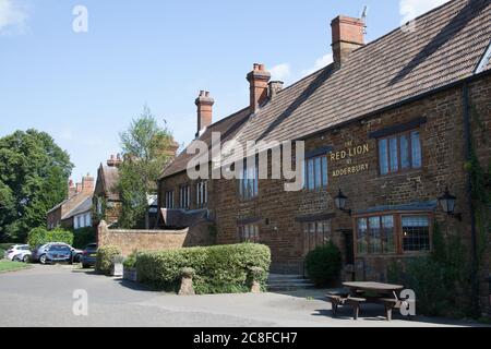 Das Red Lion Pub Restaurant in Adderbury in Oxfordshire mit umliegenden Gebäuden in Großbritannien, aufgenommen am 26. Juni 2020 Stockfoto