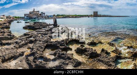 Kloster und Boote umrahmen die Bucht von San Vito. Stockfoto