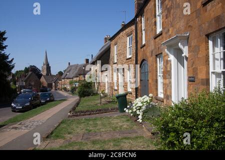 Ansichten der High Street in Adderbury, in North Oxfordshire, Großbritannien, aufgenommen am 26. Juni 2020 Stockfoto