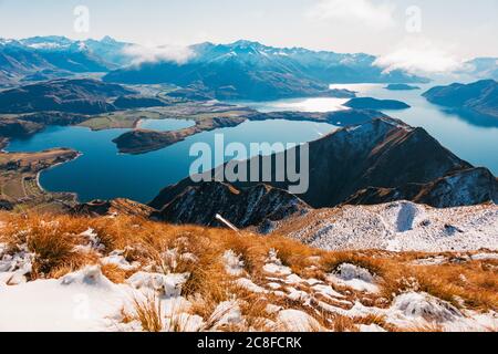 Eine atemberaubende Aussicht auf einen perfekt ruhigen See Wanaka vom Roys Peak Track, Neuseeland Stockfoto