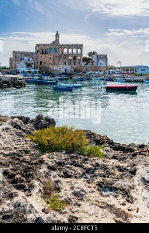 Kloster und Boote umrahmen die Bucht von San Vito. Stockfoto