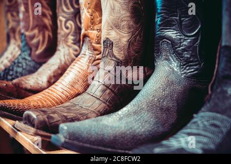 Cowboys Stiefel auf einem Regal in einem Geschäft. Stockfoto