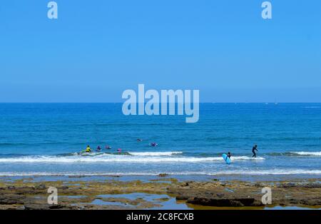 Surfen am Strand von Playa De Las Americas Stockfoto