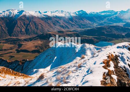 Schneebedeckte Bergrücken auf dem Roys Peak Track im Winter in Wanaka, Neuseeland Stockfoto