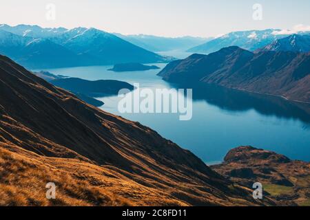 Berge spiegeln sich an der Oberfläche eines unglaublich ruhigen Lake Wanaka, an einem klaren, ruhigen Tag auf Neuseelands Südinsel Stockfoto