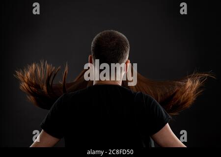 Friseur steht zurück zur Kamera vor einer schönen Frau Client Stockfoto