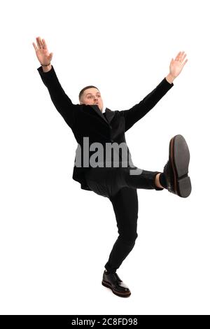 Volle Länge Schoß eines jungen gutaussehenden Mann in einem schwarzen Anzug zu Fuß auf weißem Hintergrund Stockfoto