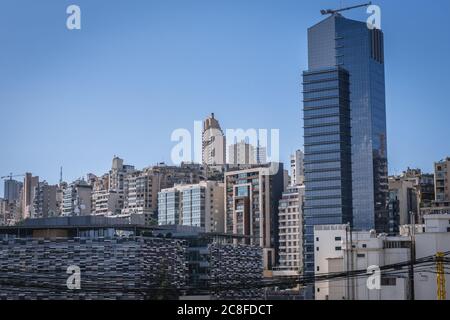 Rive Gauche Tower Wolkenkratzer in Beirut Stadt, gesehen von Sin el Fil Vororte in Matn Bezirk des Mount Lebanon Governorate, Libanon Stockfoto