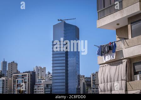 Rive Gauche Tower Wolkenkratzer in Beirut Stadt, gesehen von Sin el Fil Vororte in Matn Bezirk des Mount Lebanon Governorate, Libanon Stockfoto