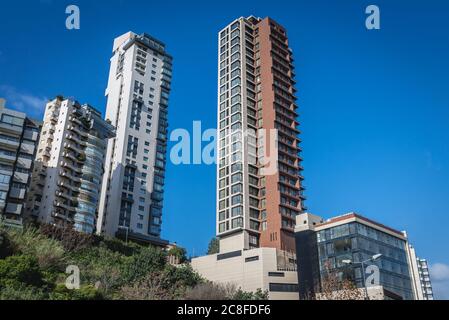 Wohnhochhäuser von der Pierre Gemayel Straße im Sioufi Viertel des Achrafieh Bezirks in Beirut, Libanon Stockfoto