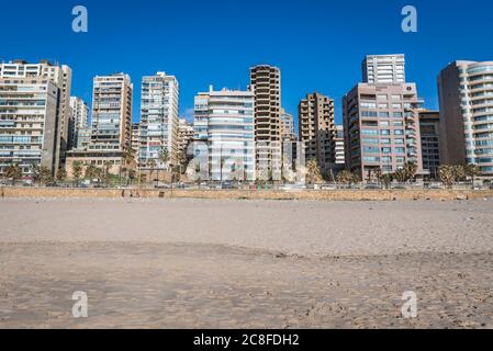 Apartmentgebäude über dem öffentlichen Strand Ramlet al Baida, gelegen am südlichen Ende der Corniche Beirut Promenade in Beirut, Libanon Stockfoto