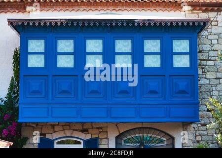 Retro rustikal blau Erkerfenster in alten Dorfhaus Stockfoto