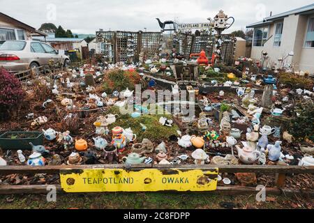 Teapotland Okawa, eine private Sammlung von Teekannen in jemandes Vorgarten in Okawa, Neuseeland Stockfoto