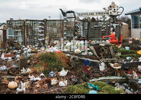 Teapotland Okawa, eine private Sammlung von Teekannen in jemandes Vorgarten in Okawa, Neuseeland Stockfoto