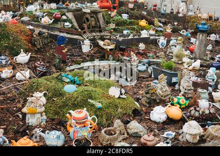 Teapotland Okawa, eine private Sammlung von Teekannen in jemandes Vorgarten in Okawa, Neuseeland Stockfoto