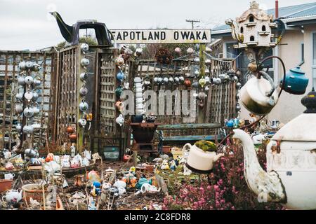 Teapotland Okawa, eine private Sammlung von Teekannen in jemandes Vorgarten in Okawa, Neuseeland Stockfoto