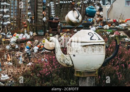 Teapotland Okawa, eine private Sammlung von Teekannen in jemandes Vorgarten in Okawa, Neuseeland Stockfoto