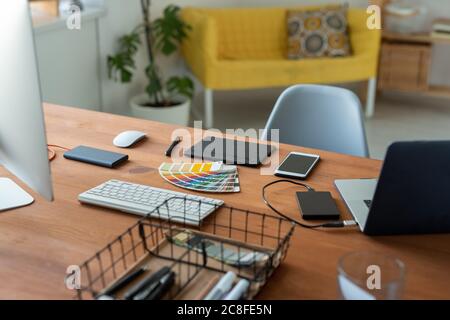 Grafikdesigner arbeiten mit Farbfeld, Digitizer, Smartphone und Computer im Home Office Stockfoto