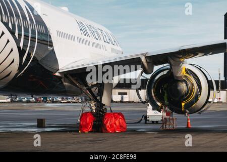 Ein Ingenieur arbeitet an einem Boeing 777-Triebwerk, während das Flugzeug während der Coronavirus-Pandemie im Lager steht Stockfoto