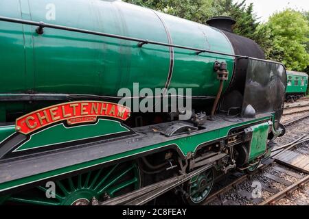 Nahaufnahme von 925 Schulen der Southern Region Klasse ‘Cheltenham’, am Bahnhof Alresford auf der Mid-Hants Steam Railway (Watercress Line), Hampshire, England Stockfoto