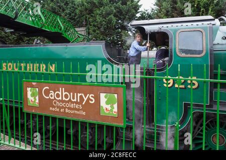 Ein Blick auf die Fußplatte von 925 Schulen der Southern Region Klasse ‘Cheltenham’, am Bahnhof Alresford auf der Mid-Hants Steam Railway (Watercress Line) Stockfoto