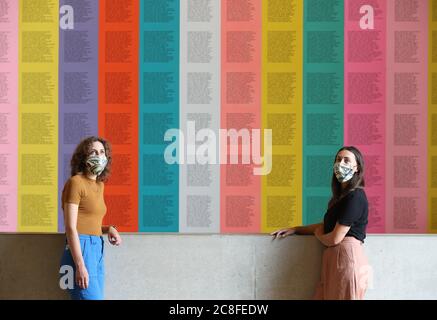 Mitarbeiter tragen kunstkunstkunstvolle Masken, während sie vor Jenny Holzers "inflammatory Essays" in der Tate Modern stehen, während sich die Galerie nach der Sperrung des Coronavirus am Montag, dem 27. Juli, für die Öffentlichkeit öffnet. Stockfoto