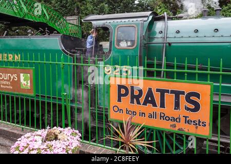 Ein Blick auf die Fußplatte von 925 Schulen der Southern Region Klasse ‘Cheltenham’, am Bahnhof Alresford auf der Mid-Hants Steam Railway (Watercress Line) Stockfoto